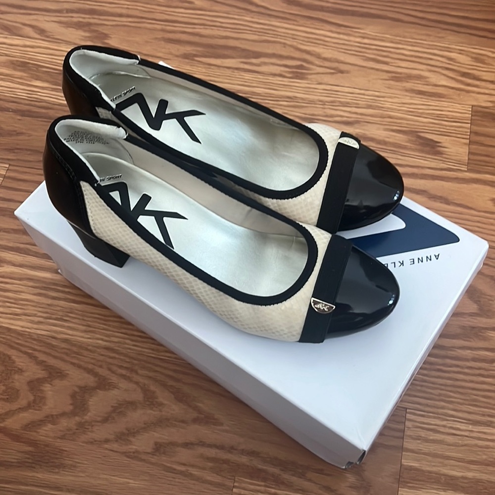 Anne Klein Sport size 7 cream and black heels